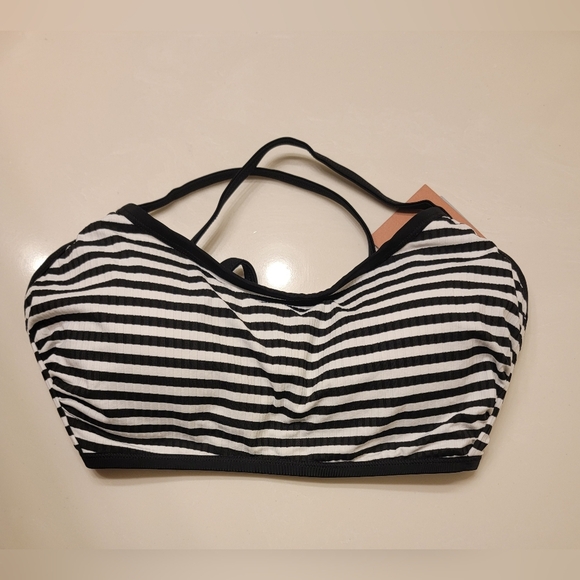 NWT bikini Top. - Picture 1 of 2